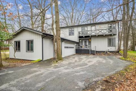 5294 Gallagher Blvd, Whitmore Lake, MI 48189