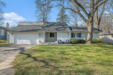 5760 Crescent Rd, Waterford, MI 48327