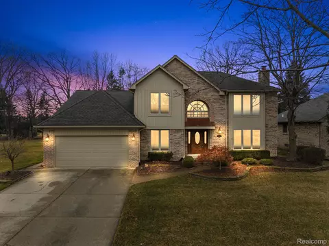 39953 Wilmette Dr, Sterling Heights, MI 48313