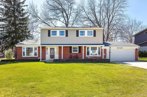 30323 Wicklow Rd, Farmington Hills, MI 48334