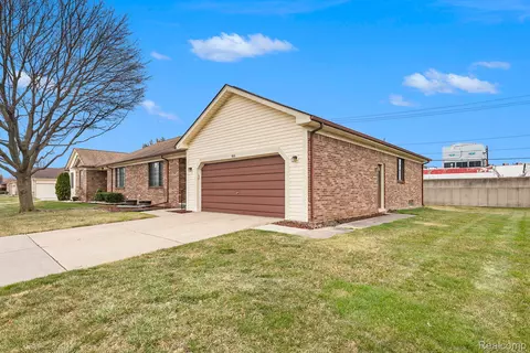 34383 W Gardenia Dr, Fraser, MI 48026