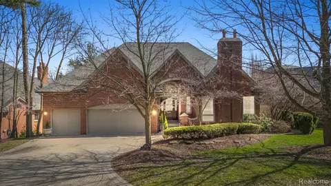 560 Pineway Cir, Bloomfield Township, MI 48302