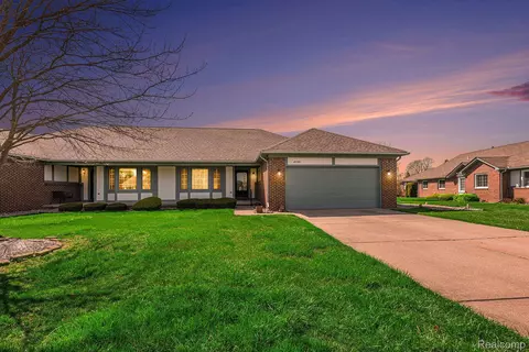 45380 Inverness Cir, Macomb, MI 48044