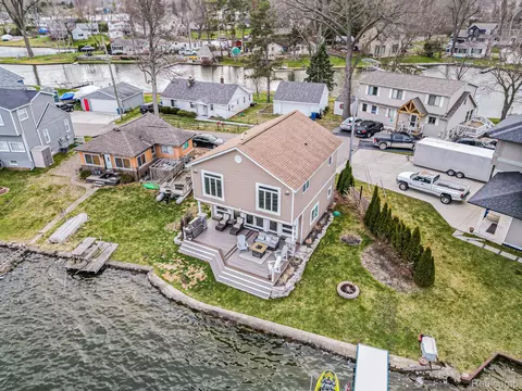 2326 Kingston St, White Lake, MI 48386