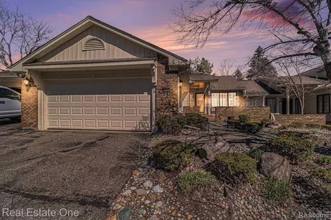 7180 Creeks Xing, West Bloomfield, MI 48322