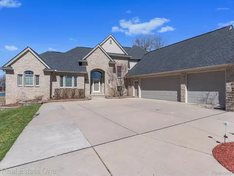 9060 Huron Bluffs Dr, White Lake, MI 48386