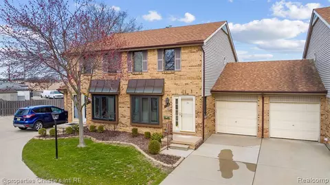 308 Pineview Ct, Saint Clair Shores, MI 48081