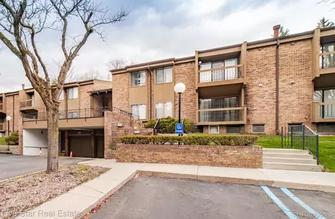 27330 Arborway Rd #1, Southfield, MI 48033