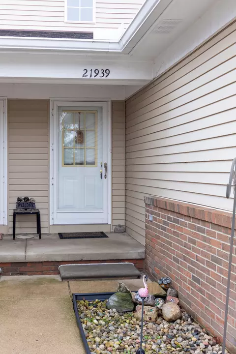 21939 Concord Dr, Brownstown, MI 48193