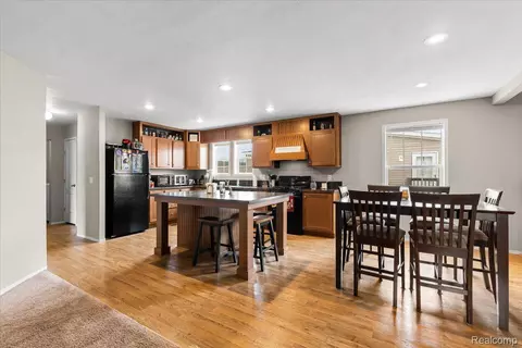 11754 Cedarbrook Dr, Green Oak, MI 48178