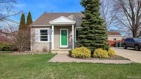 29344 Manhattan St, Saint Clair Shores, MI 48081