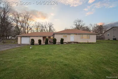 897 Oak St, Lennon, MI 48449