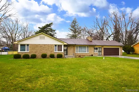 1039 Pawnee Dr, Burton, MI 48509