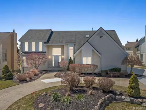 7419 Silver Leaf Ln, West Bloomfield, MI 48322