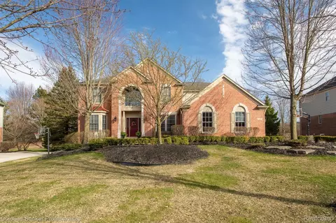 17560 White Pine Crt Ct, Northville, MI 48168