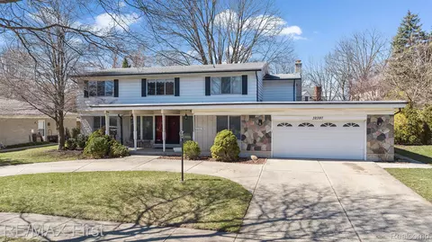 32397 Desmond Dr, Warren, MI 48093