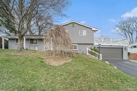 3094 Saint Jude Dr, Waterford, MI 48329