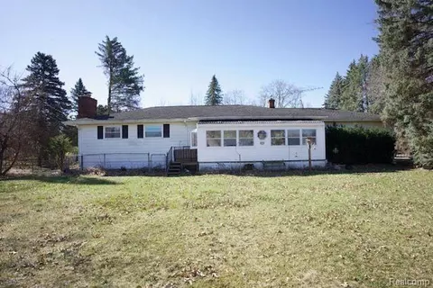 8251 Old White Lake Rd, White Lake, MI 48386