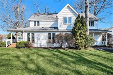 13260 Lakeside Lndg, Fenton, MI 48430
