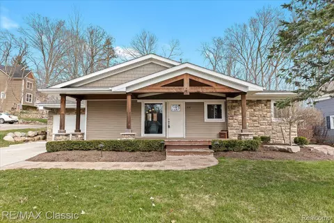 526 East St, Milford, MI 48381