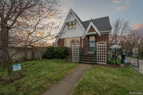 16097 Manchester Ave, Eastpointe, MI 48021
