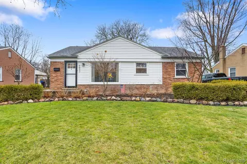 9897 Hillcrest St, Livonia, MI 48150