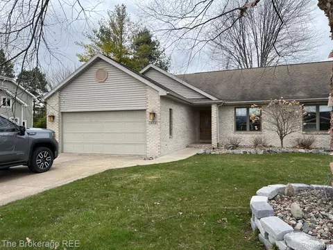 6112 Normandy Dr, Saginaw, MI 48638