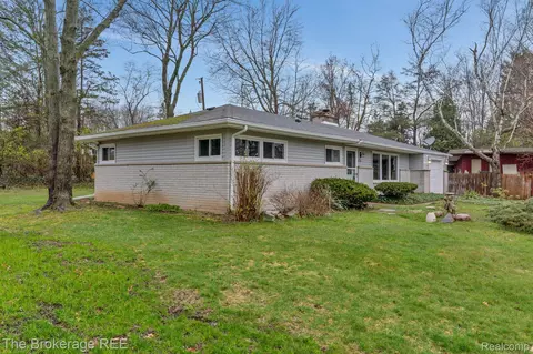 270 Holmur Dr, Waterford, MI 48327