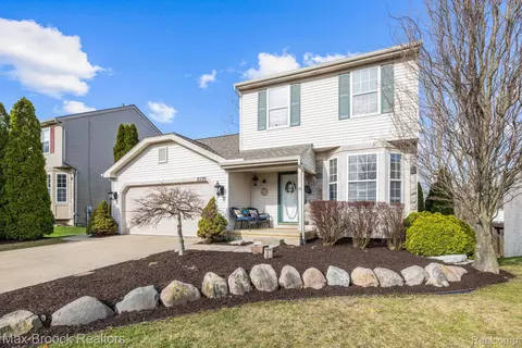 2539 Driftwood Dr, Waterford, MI 48329