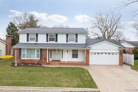 2695 Wareing Dr, Lake Orion, MI 48360