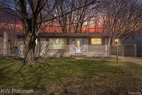 50280 Peggy Ln, Chesterfield, MI 48047