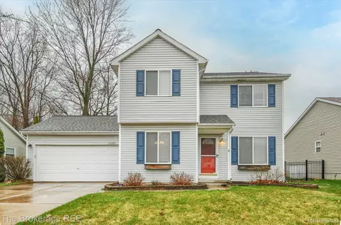 5360 Tall Oaks Dr, Grand Blanc, MI 48507