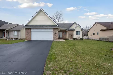 4138 Crooks St, West Bloomfield, MI 48323