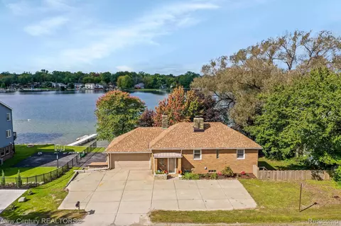 4845 Elizabeth Lake Rd, Waterford, MI 48327