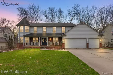 2107 Deer Run Trl, Waterford, MI 48329