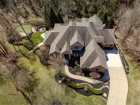 541 Iroquois Crt Ct, Oxford, MI 48371