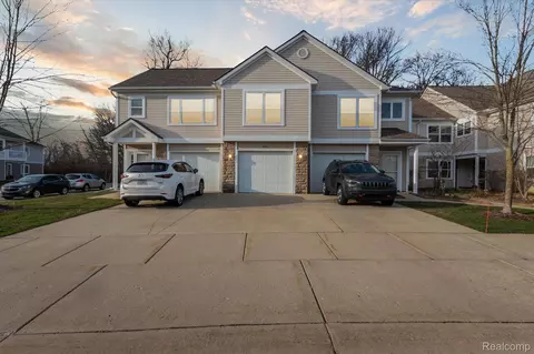 566 Fieldstone Cir N, Chelsea, MI 48118