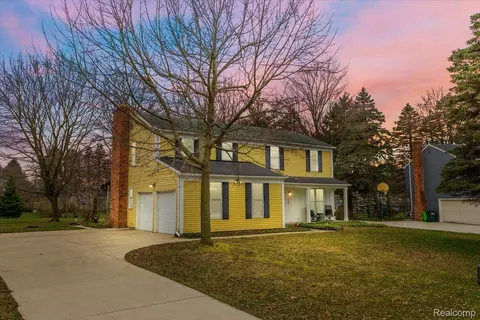 1483 W Horseshoe Bend Dr, Rochester Hills, MI 48306