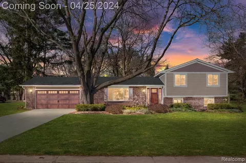 1406 Russ Roy Ct, White Lake, MI 48383