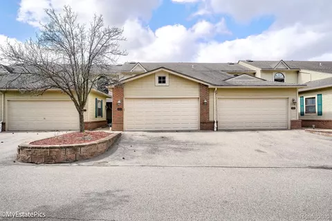 5644 Drake Hollow Dr E, West Bloomfield, MI 48322
