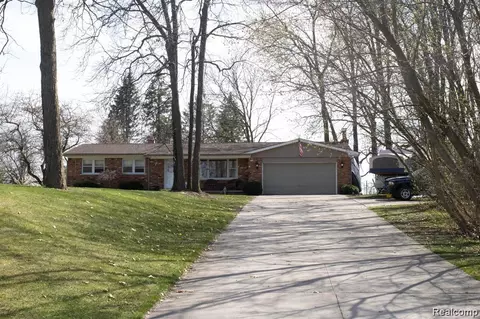 3497 Lahring Rd, Fenton, MI 48451