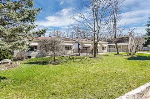 795 Alberta St, Auburn Hills, MI 48326