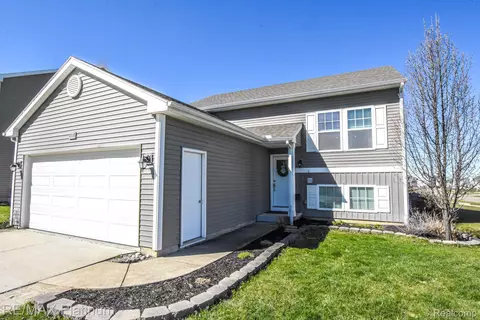 3715 Amber Oaks Dr, Howell, MI 48855