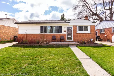 22520 Raymond St, Saint Clair Shores, MI 48082