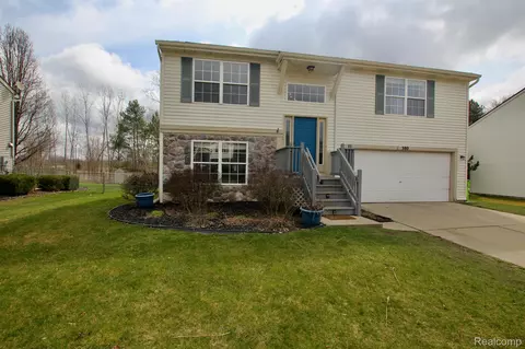 380 Andover Woods Dr, Fenton, MI 48430