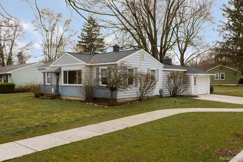 400 W Unadilla St, Pinckney, MI 48169