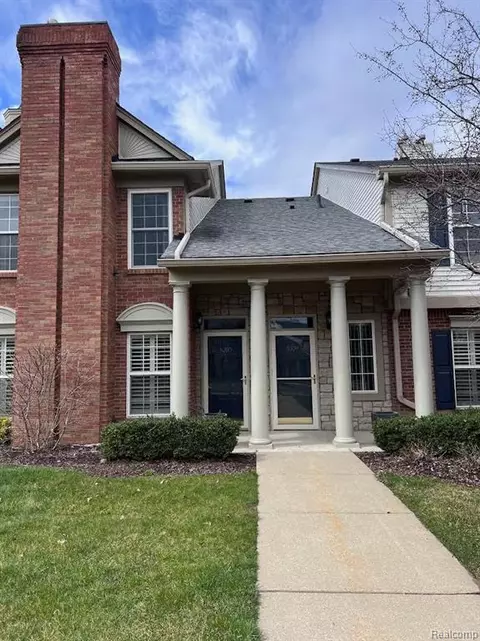 5290 Brookemonte Cir, Rochester, MI 48306