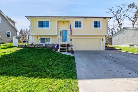 8682 Country Club Dr, Pinckney, MI 48169