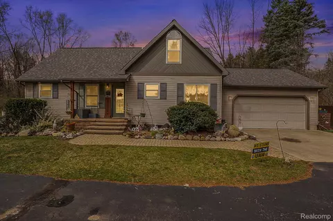 7186 Carpenter Rd, Flushing, MI 48433