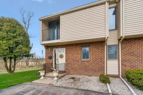 2222 Village West Dr N, Lapeer, MI 48446